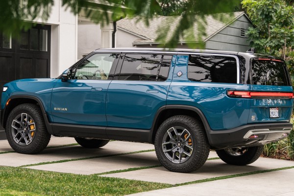 2023 Rivian R1S (21 inch wheels)