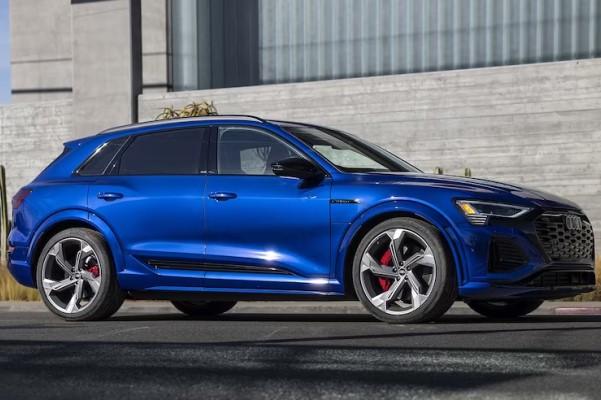 2024 Audi SQ8 Sportback e-tron (20 inch wheels)